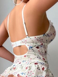 Detalle del encaje en contraste y volantes en el corset