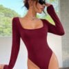 Body rojo de manga larga con escote cuadrado, diseño ajustado y moderno.