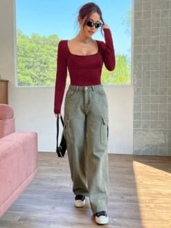 Look completo con el body rojo y accesorios para un outfit sofisticado.