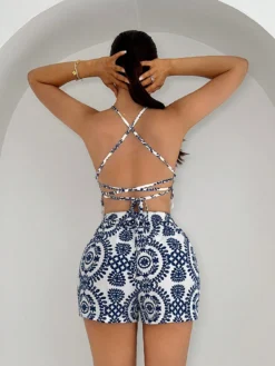 Espalda del set bohemio mostrando los tirantes cruzados y short de cintura alta.