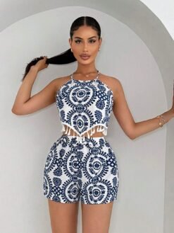 Mujer posando con set bohemio de dos piezas con top halter y short azul con blanco.