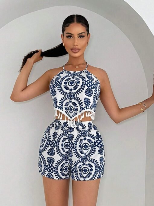Mujer posando con set bohemio de dos piezas con top halter y short azul con blanco.