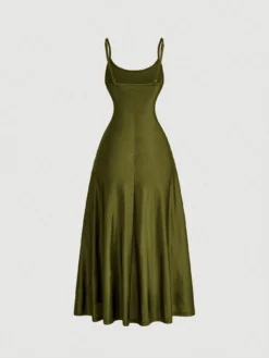 Vista trasera del vestido mostrando la espalda al aire y el elegante diseño.