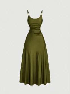 Vista frontal del vestido largo verde militar con tirantes finos y corte campana.