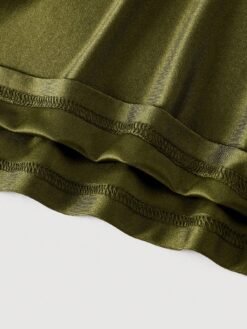 Detalle del tejido de alta elasticidad del vestido verde militar.