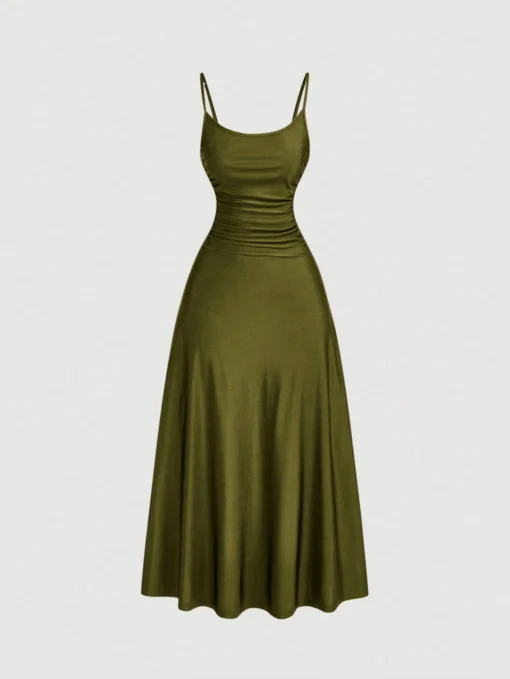 Vista frontal del vestido largo verde militar con tirantes finos y corte campana.
