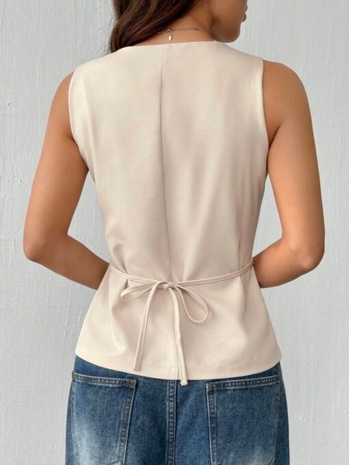 Chaleco elegante con botones, vista trasera con lazo ajustable.