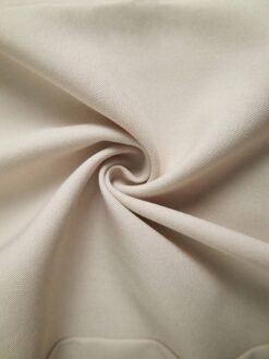 Tela del chaleco elegante con botones en primer plano, mostrando su textura y calidad.