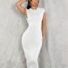 Vestido blanco ajustado con diseño de espalda cruzada y abertura.