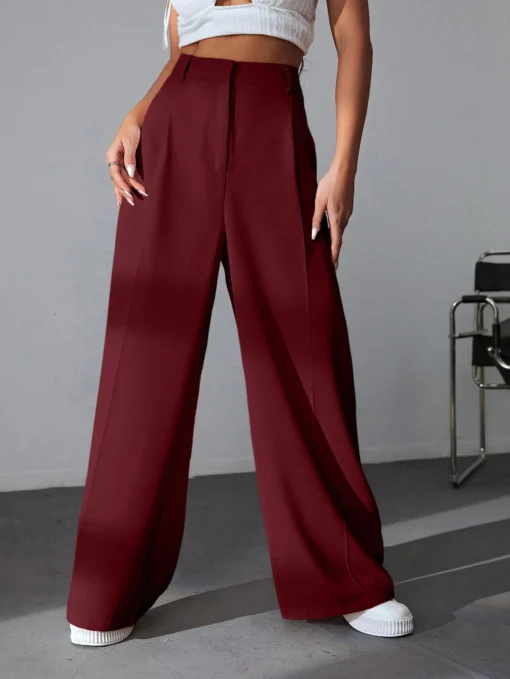 Pantalón de pierna ancha marrón con talle alto y botón frontal.