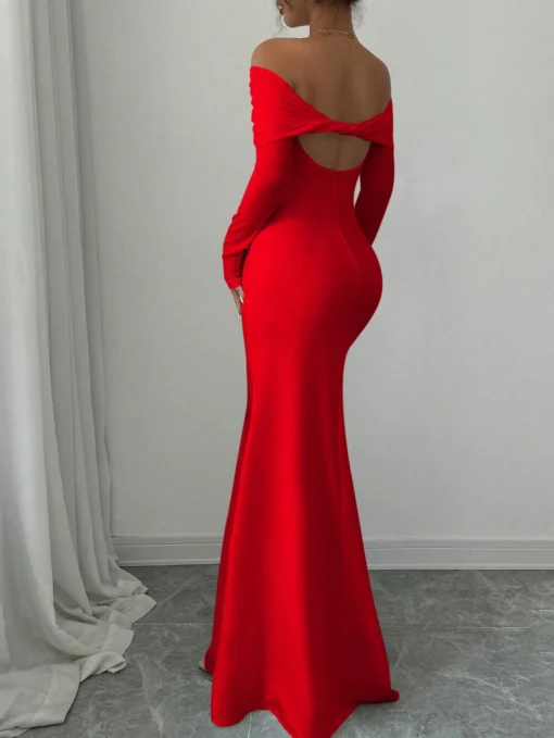 Vista trasera del vestido rojo, destacando el diseño de hombros descubiertos y corte ajustado.