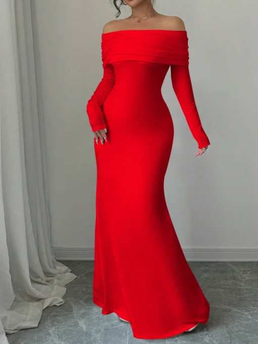 Detalle frontal del vestido elegante largo en color rojo.
