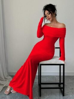 Mujer sentada mostrando el vestido largo con corte sirena y elegancia.