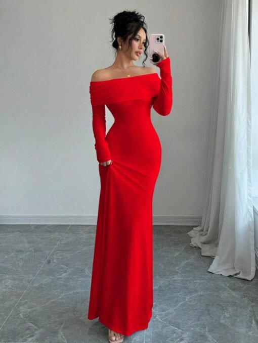Mujer luciendo un vestido elegante largo estilo sirena en color rojo con hombros descubiertos.