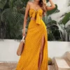 Mujer usando conjunto bohemio amarillo mostaza con lunares y abertura alta.