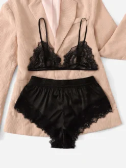 Detalle del top de encaje con tirantes finos sobre blazer beige