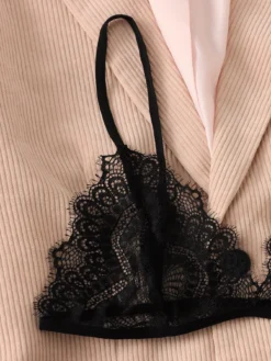 Primer plano del encaje en el top del conjunto negro