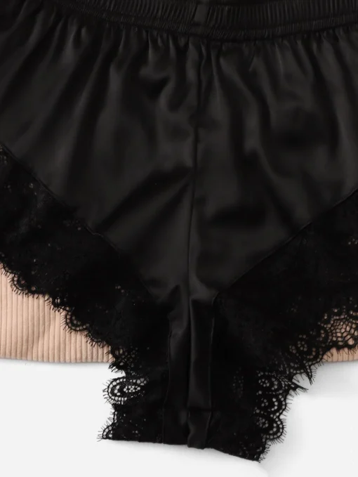 Primer plano de los pantalones de satén con detalles de encaje