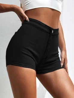 Short negro de mezclilla con corte ajustado en pose lateral