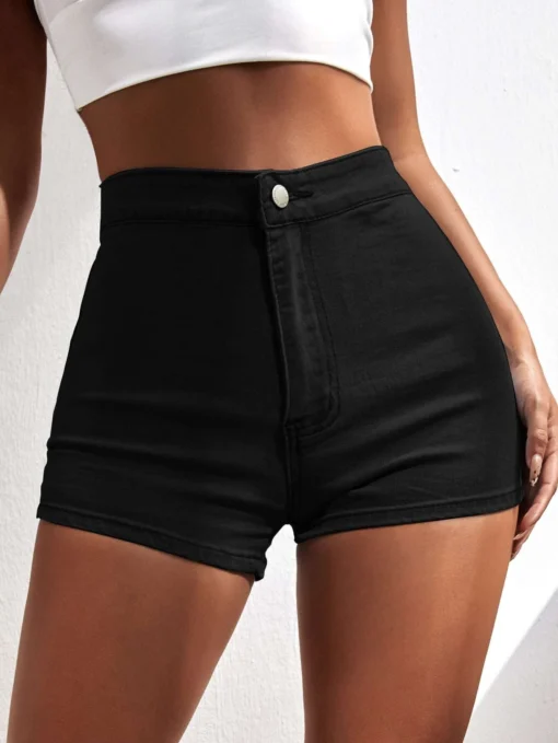 Modelo con short negro de mezclilla de tiro alto en fondo blanco