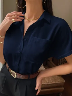 Look casual con camisa azul marino y pantalón de vestir.