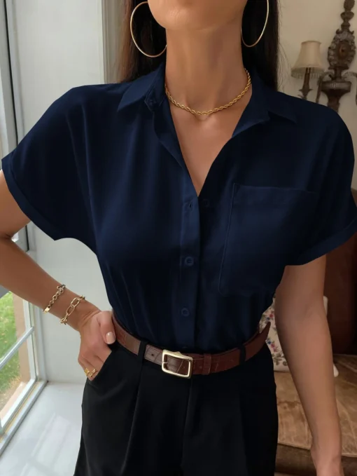 Mujer con camisa casual azul marino de manga corta y cuello camisero.