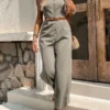 Imagen frontal del enterizo camisero verde militar con botones decorativos y escote en V.