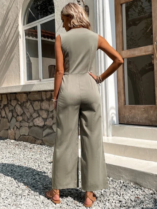 Vista trasera del enterizo camisero verde militar, resaltando su corte elegante y ajuste regular.
