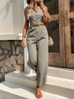 Imagen frontal del enterizo camisero verde militar con botones decorativos y escote en V.