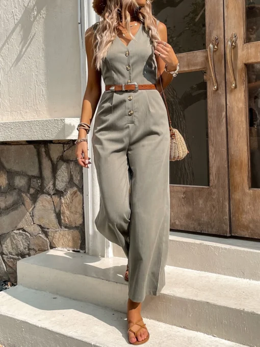 Imagen frontal del enterizo camisero verde militar con botones decorativos y escote en V.