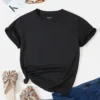 Camiseta negra casual de manga corta y cuello redondo - vista frontal.