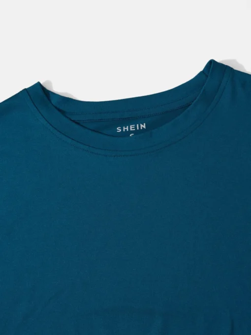 Detalle del cuello redondo de la camiseta azul casual.