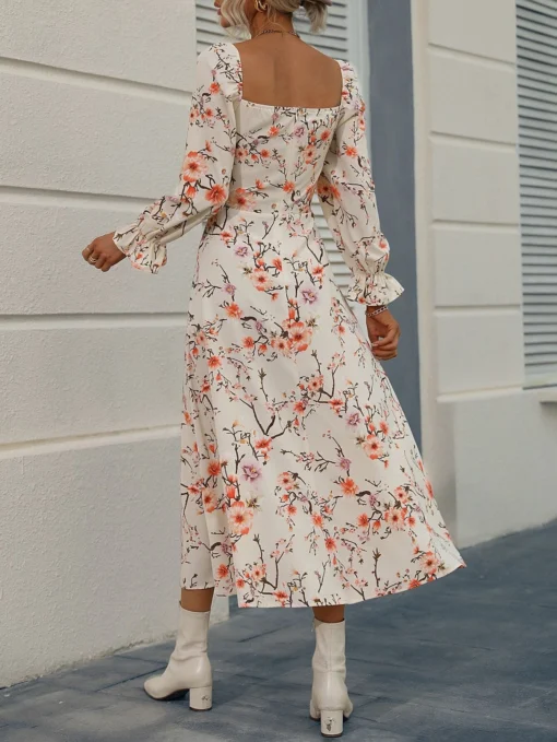 Vista trasera del vestido floral bohemio con talle alto y mangas con volantes, ideal para un look femenino.