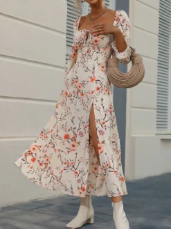Primer plano del vestido largo con estampado floral y abertura lateral, destacando su diseño romántico.