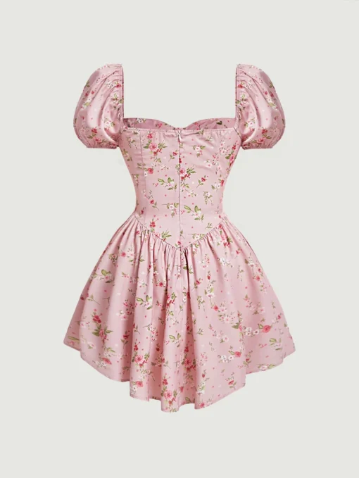Vista trasera del vestido floral rosa con talle alto y falda campana, resaltando su estructura elegante.