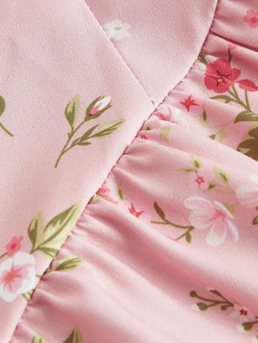 Primer plano del estampado floral en tonos rosa y verde, mostrando los detalles del tejido.