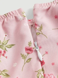 Cierre trasero con cremallera del vestido rosa floral, garantizando un ajuste cómodo y seguro.