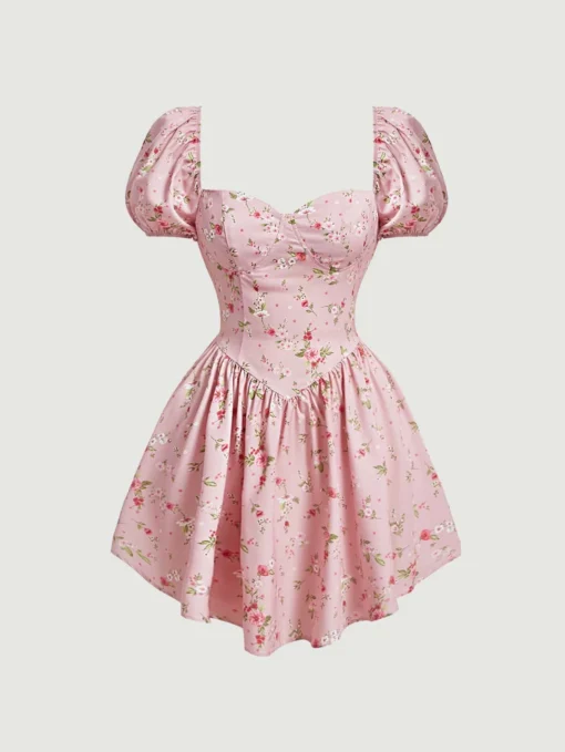 Vestido corto rosa vieja con manga farol y escote corazón, destacando su diseño floral romántico.