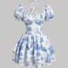 Imagen frontal del vestido corto azul y blanco con estampado, resaltando su diseño romántico.