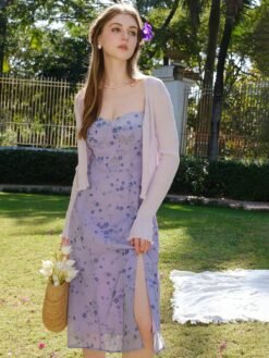 Mujer posando con vestido midi floral bohemio morado en jardín.