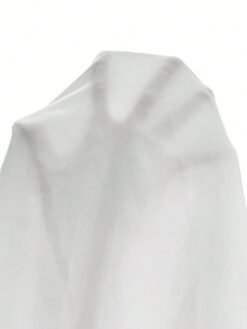 Textura y transparencia del vestido blanco corto de tirantes finos.