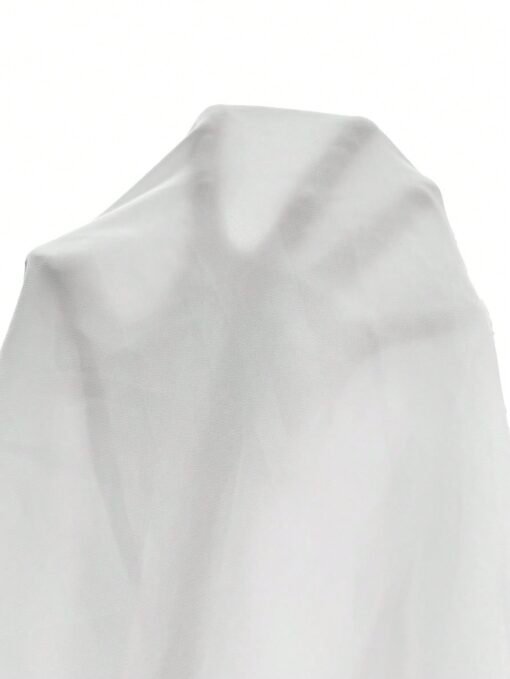 Textura y transparencia del vestido blanco corto de tirantes finos.
