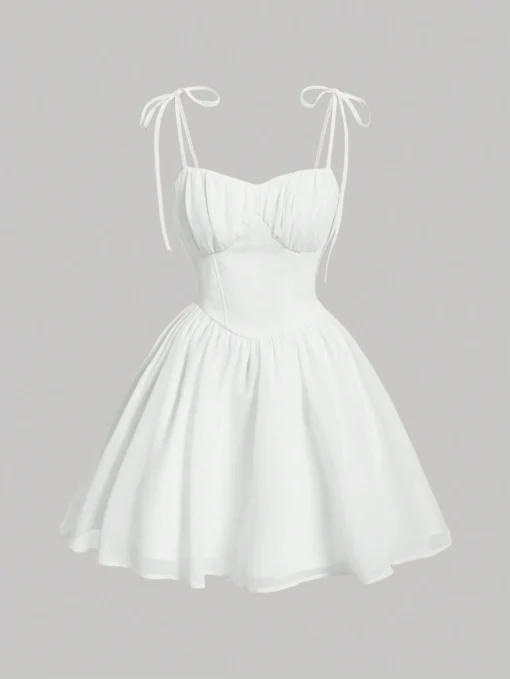 Vestido blanco corto de tirantes finos, vista frontal.