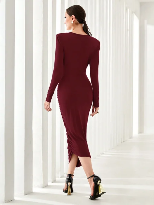 Vista trasera del vestido largo burdeos elegante con corte lápiz.