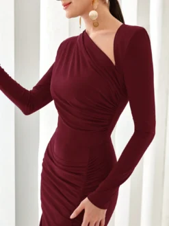 Detalle del escote y fruncido del vestido largo burdeos elegante.
