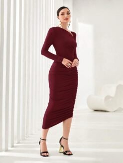 Modelo luciendo vestido largo burdeos elegante en ambiente minimalista.
