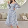 Vestido largo azul floral con manga obispo, vista frontal.