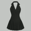 Vista frontal de vestido corto negro con solapa y plisado sobre fondo neutro.