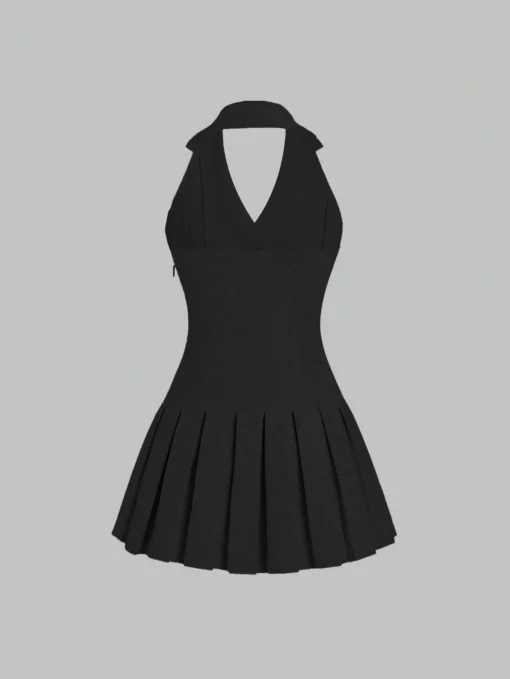 Vista trasera de vestido corto negro con solapa y plisado mostrando espalda al aire.