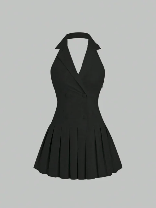 Vista frontal de vestido corto negro con solapa y plisado sobre fondo neutro.